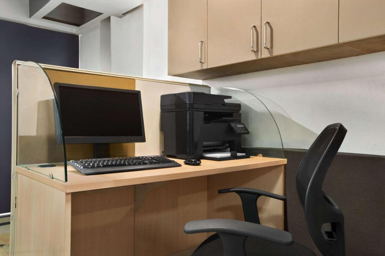 Days Inn & Suites By Wyndham Bengaluru Whitefield Экстерьер фото
